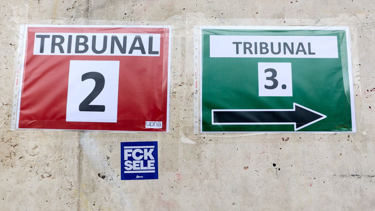 Pancartas contra la Selectividad en Pamplona en el arranque de 