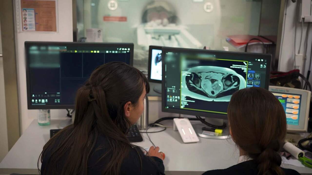 El tratamiento de la Clínica Universidad de Navarra que permite a pacientes con cáncer evitar una cirugía invasiva