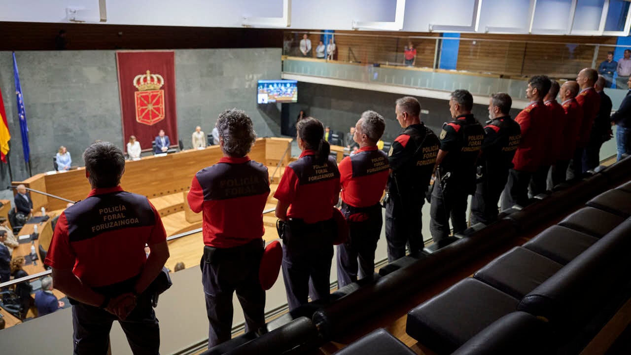 Minuto de silencio en el Parlamento de Navarra en recuerdo de los cinco polic&iacute;as forales fallecidos en un accidente de tr&aacute;fico. PABLO LASAOSA