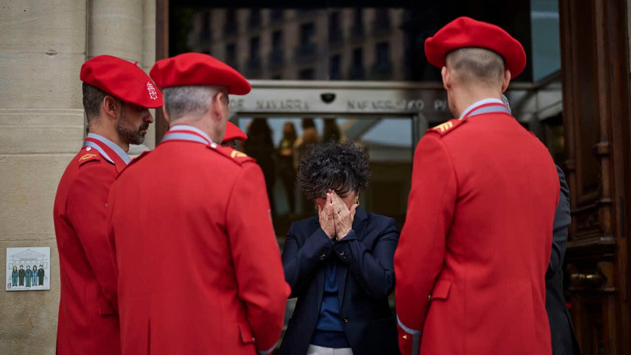 Inma Jur&iacute;o, consejera de Interior, junto a agentes de la Polic&iacute;a Foral durante el homenaje a los cinco polic&iacute;as forales fallecidos en un accidente de tr&aacute;fico. PABLO LASAOSA