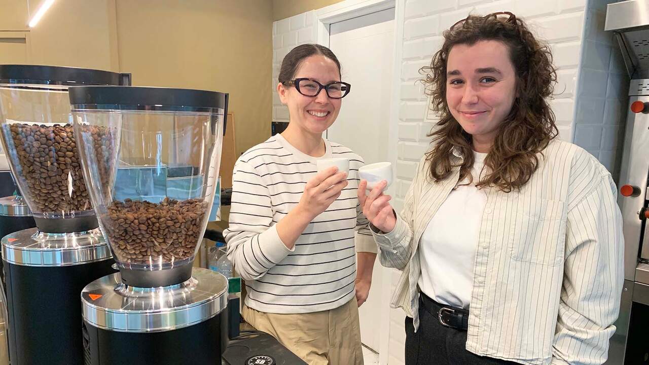 Las jóvenes emprendedoras que transforman una pizzería en una cafetería de especialidad en Pamplona