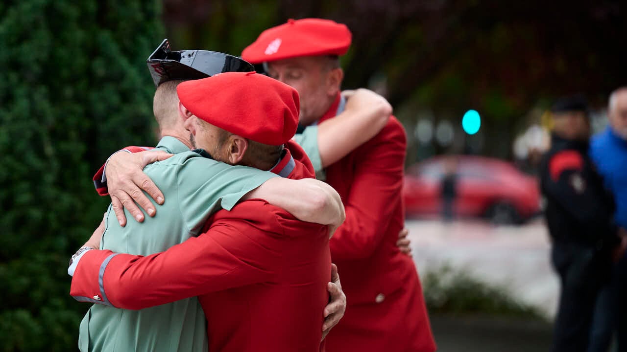 Cientos de personas despiden en Pamplona a los cinco polic&iacute;as forales fallecidos en un accidente de tr&aacute;fico. PABLO LASAOSA