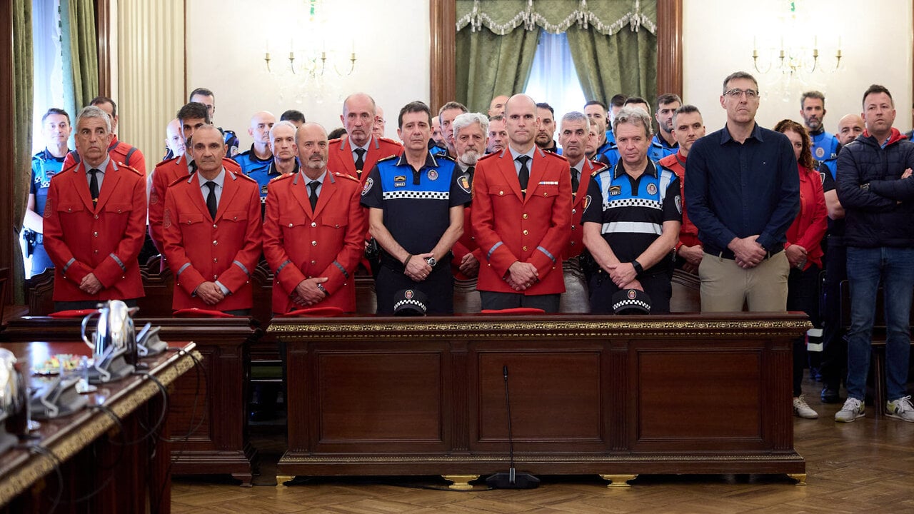 Homenaje del pleno del Ayuntamiento de Pamplona a los cinco polic&iacute;as forales fallecidos ayer en accidente de tr&aacute;fico. I&Ntilde;IGO ALZUGARAY