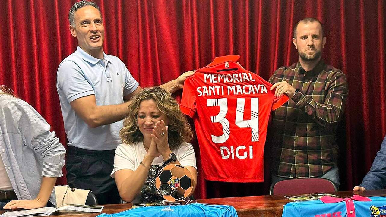 Ibai Ardanaz ha entregado una camiseta de Osasuna conmemorativa a Borja Macaya.