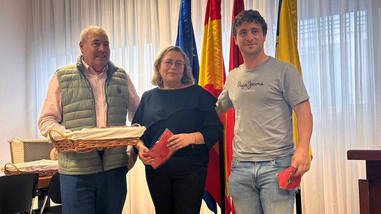 Alberto Paniagua, Teresa Íñigo (FNF) y Andoni Rípodas, entrenador del Juvenil de Amigó.