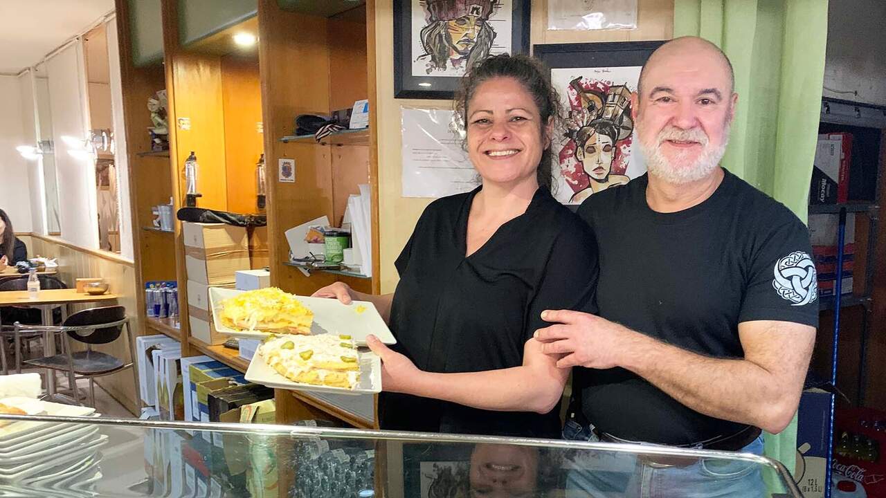 La argentina que mantiene vivo un bar centenario en un pueblo de Navarra: 