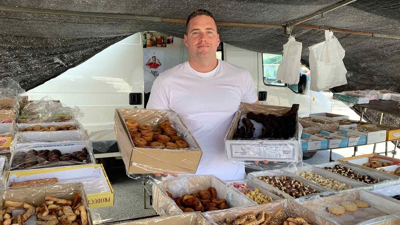 Aitor, 20 años vendiendo pastas en su puesto ambulante por los pueblos de Navarra: “Traigo lo mejorico”