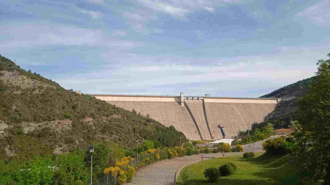 El misterio de la furgoneta que ha aparecido bajo las aguas del pantano de Itoiz tras ser robada en Francia