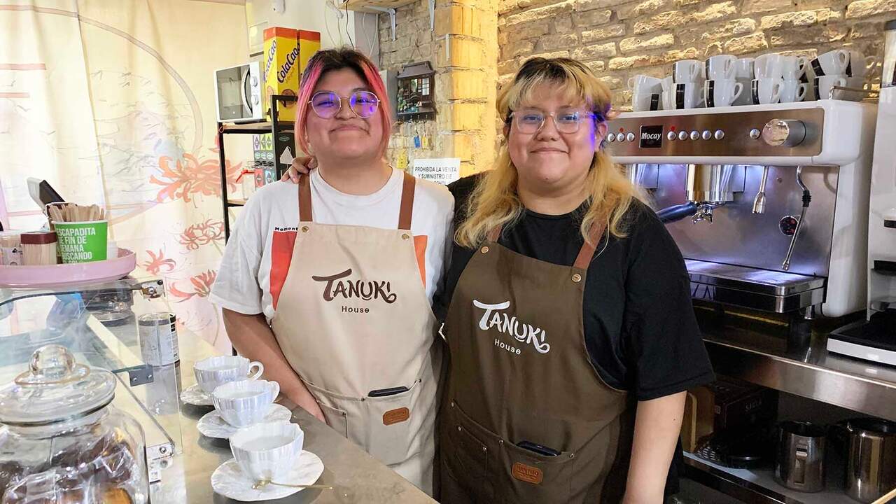 Claudia Velasquez y Arlesky Vallejos en la cafetería Tanuki House de Pamplona. Navarra.com