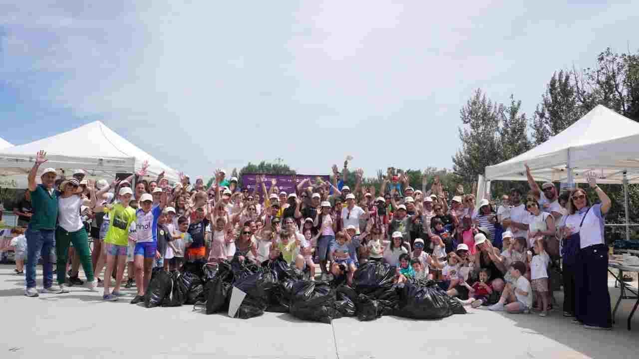 Gran ola de voluntariado en Tudela: casi 200 personas toman el Ebro a pie y en kayak para retirar residuos