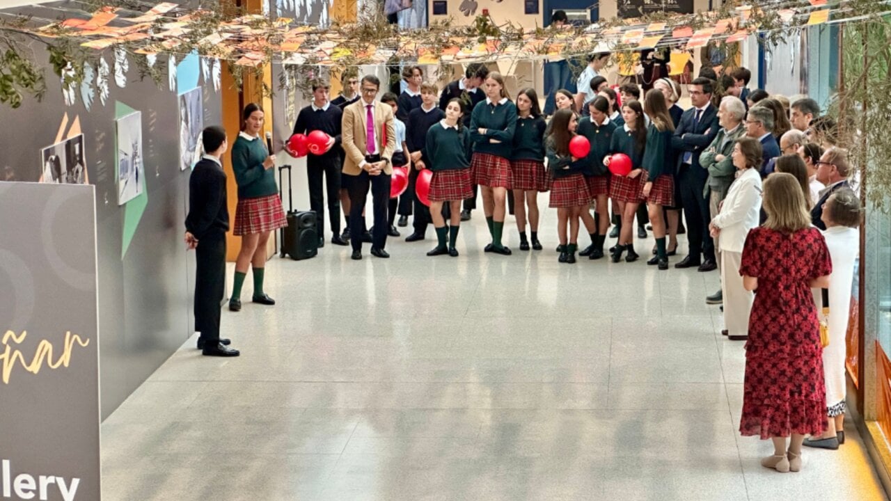 El colegio de Navarra que ha convertido sus pasillos en una galería de arte junto al artista Javier Viver