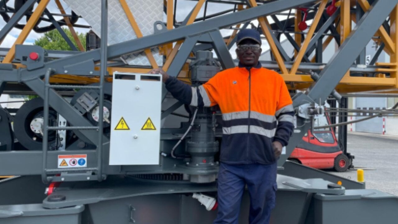 Jacques posa con su uniforme de trabajo