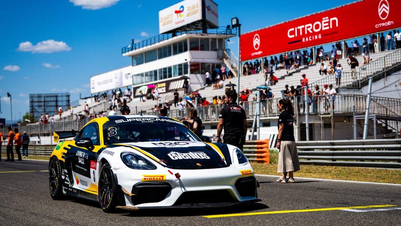 El piloto navarro que sorprende en una gran competición de Supercars con una remontada excepcional