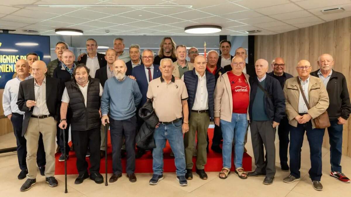 Estos son los 19 socios de Osasuna que llevan 50 años en el club y han recibido la insignia de oro en El Sadar