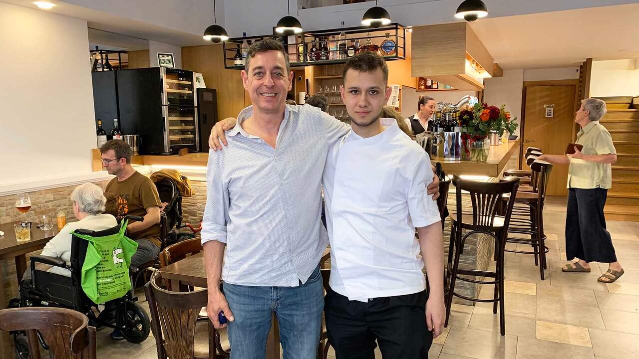 Padre e hijo toman el relevo en un bar de toda la vida en Pamplona manteniendo la cocina tradicional