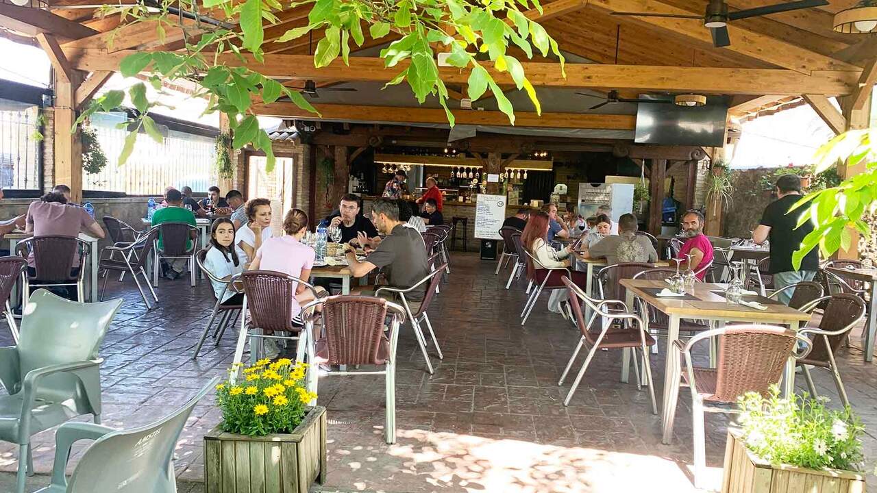 La terraza de un pueblo de Navarra que se llena con un menú casero a 16 euros: 