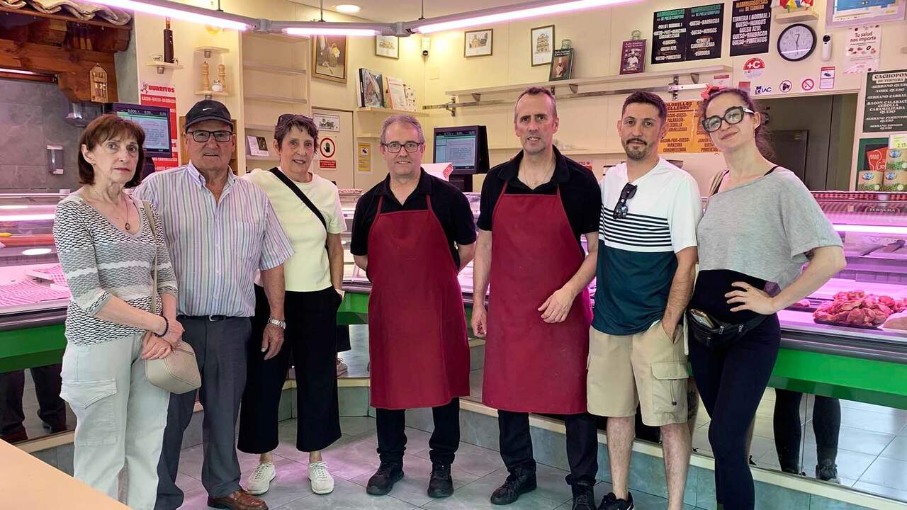 El último día de José Luis y Alberto en su carnicería de Pamplona: 