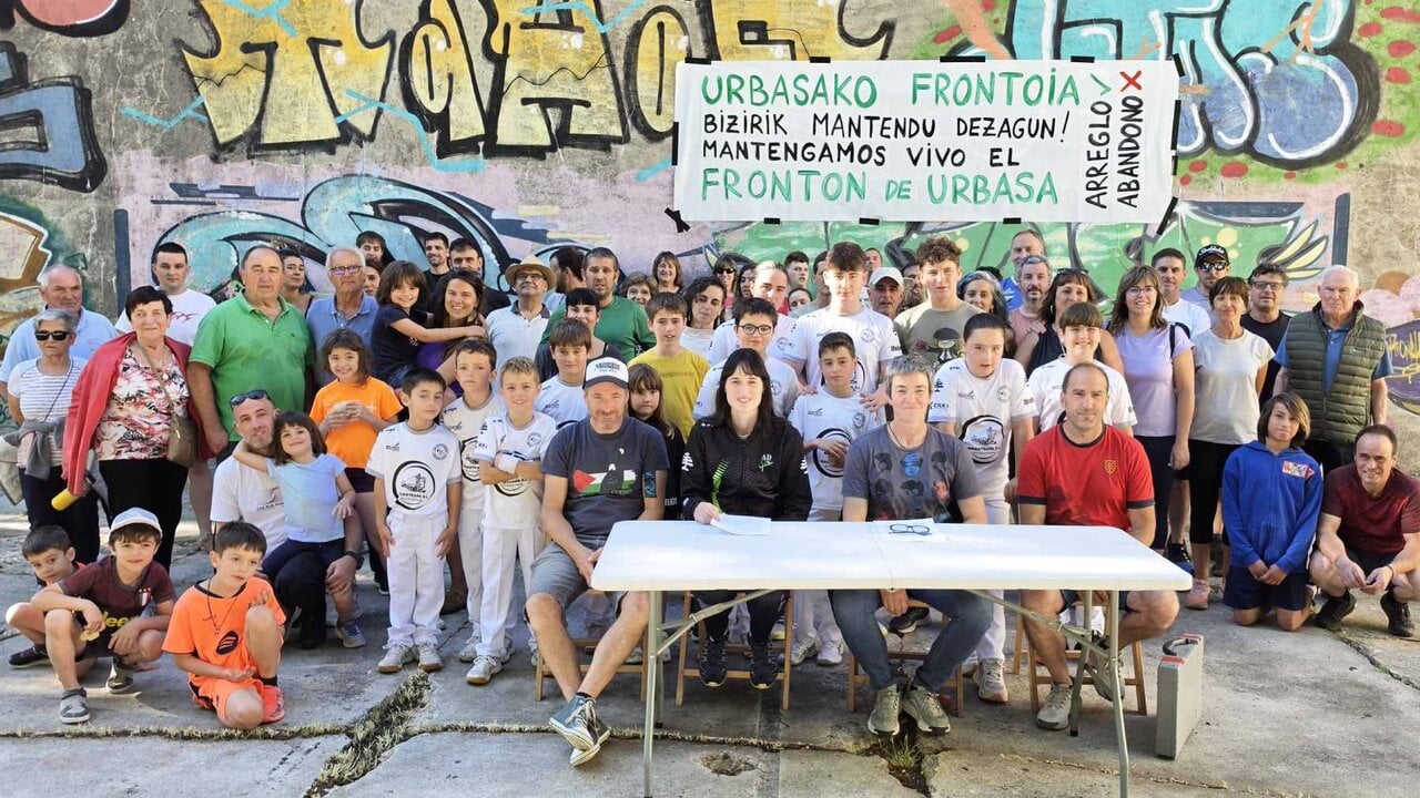 El pueblo de Navarra deshabitado donde un grupo de personas pide ayuda para recuperar el frontón