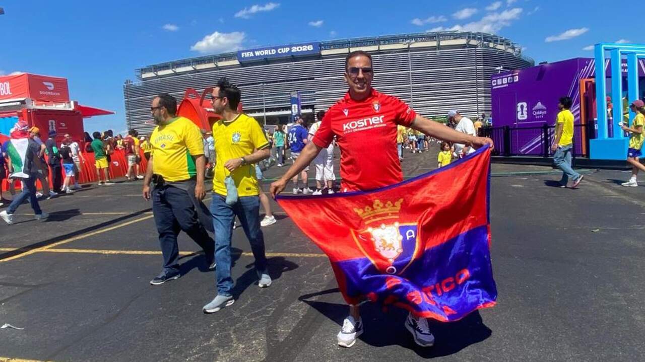 Said, el rojillo que enseña con orgullo la camiseta y la bandera de Osasuna en el Mundial de fútbol