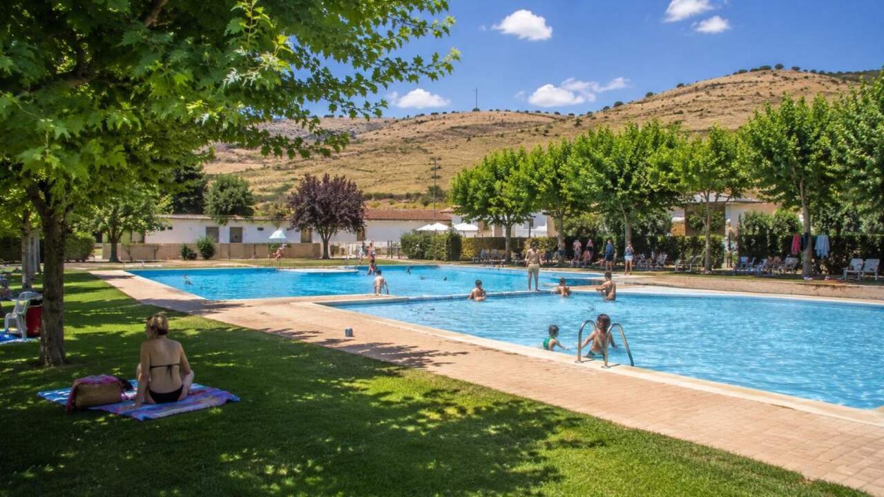Una mujer se lleva todo el dinero recaudado en las piscinas de un pueblo de Navarra: le piden casi 4 años de prisión