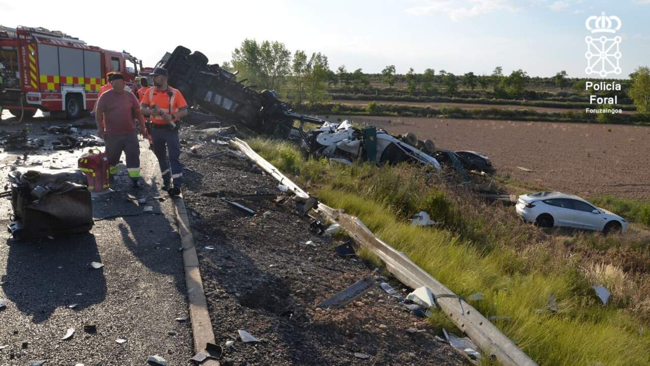 Así investiga la Policía Foral el accidente mortal por el choque entre dos camiones en la AP-68