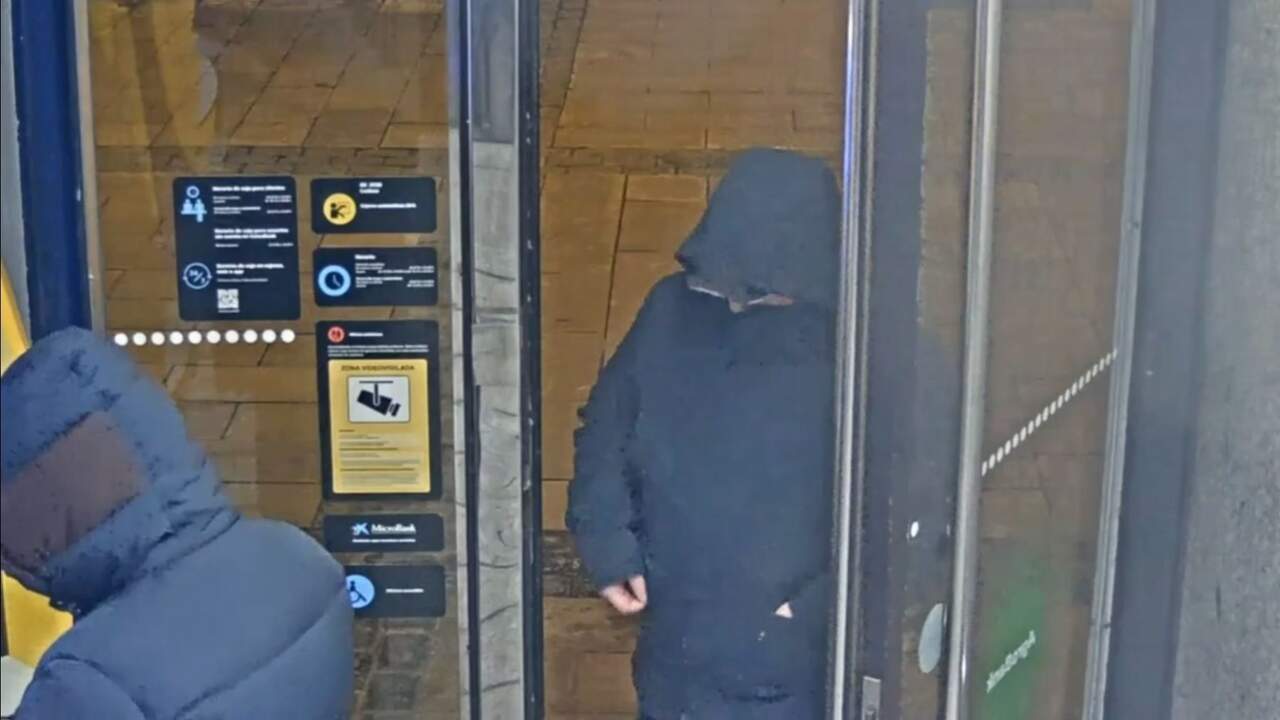 Captura del v&iacute;deo de los georgianos utilizando las tarjetas robadas. GUARDIA CIVIL