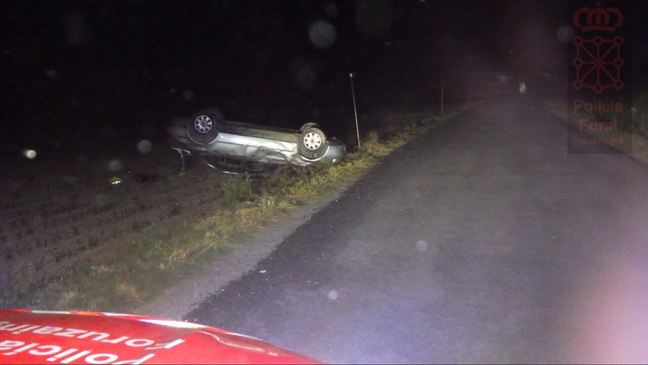 Dos menores heridos tras volcar un coche en un pueblo de Navarra: el conductor no tenía carnet