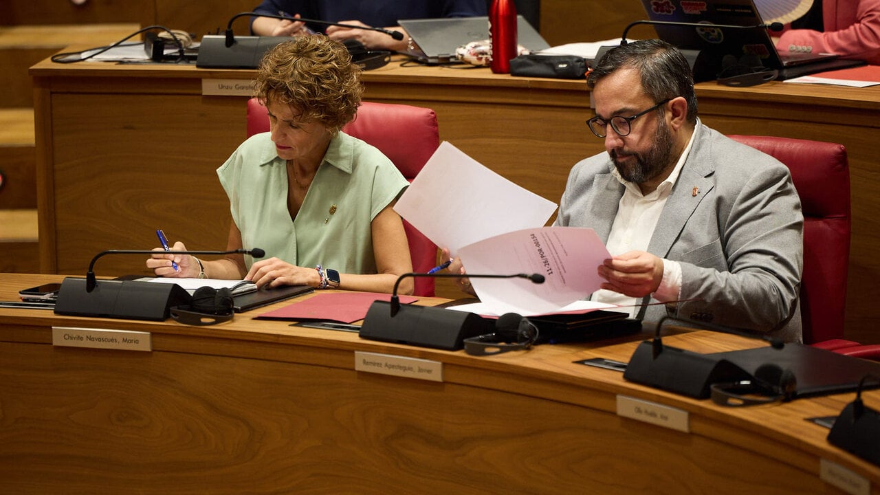 Chivite niega haber hablado con las cloacas del PSOE, pese a fotografiarse con Leire Díez: 