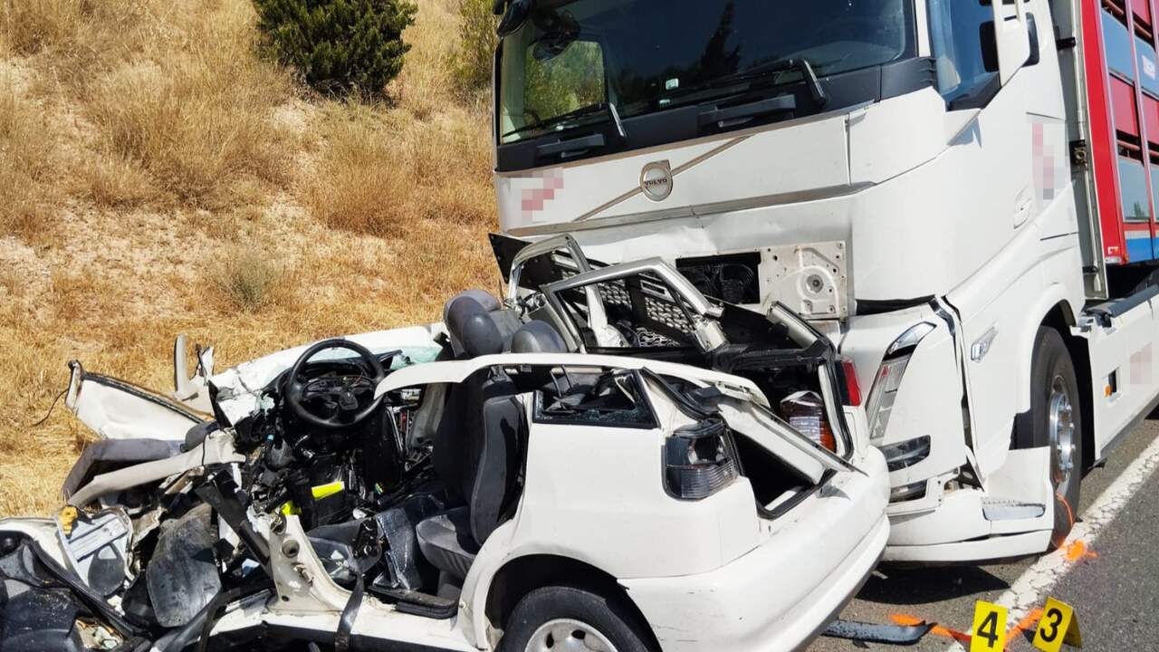 Una mujer muere en Navarra tras chocar el coche en el que viajaba contra un camión de ganado