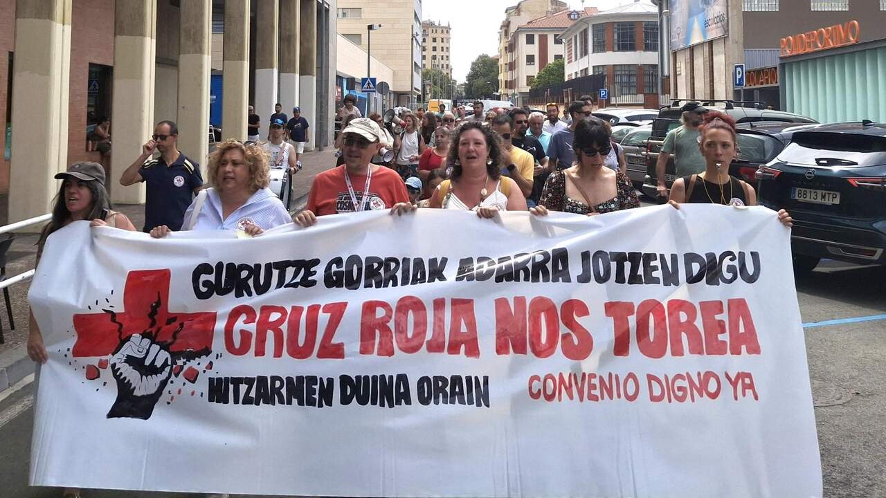 La plantilla de Cruz Roja Navarra sale a la calle en Pamplona con un grito muy claro: 