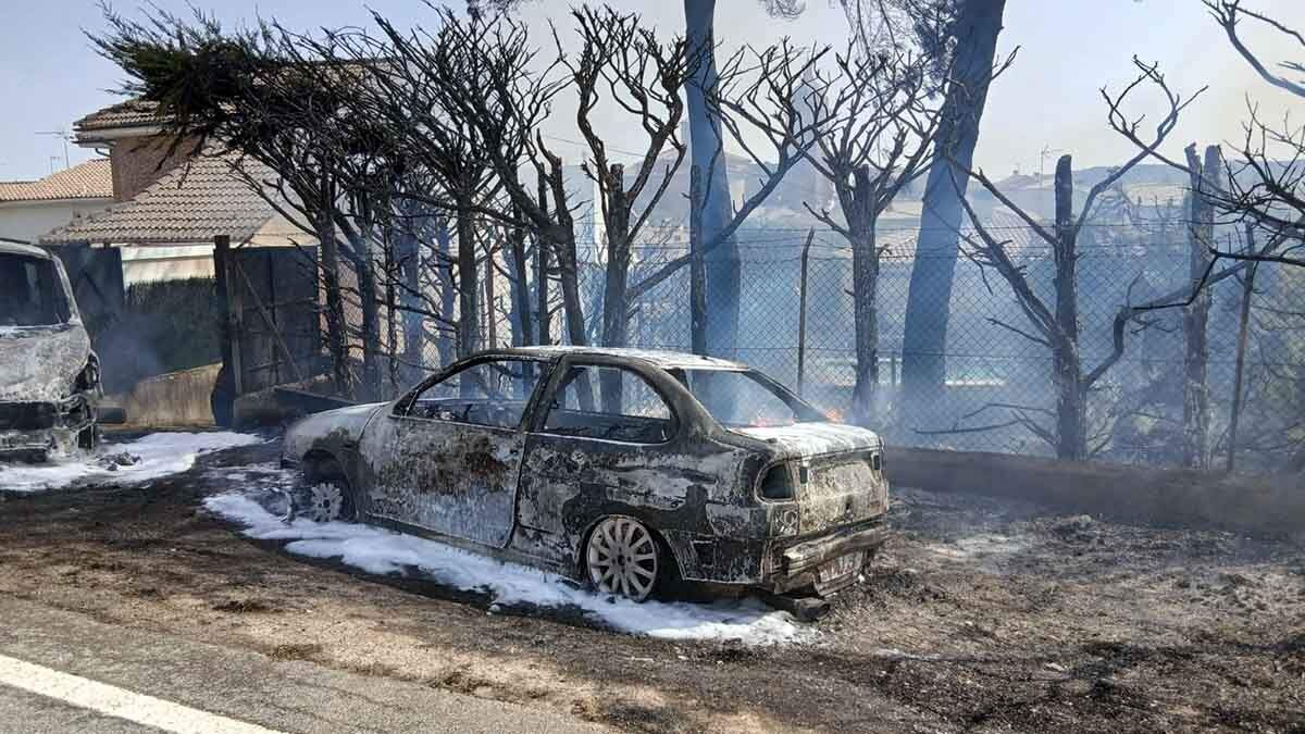Un tremendo incendio devora dos viviendas en un pueblo de Navarra y obliga a cortar la autovía por la gran humareda