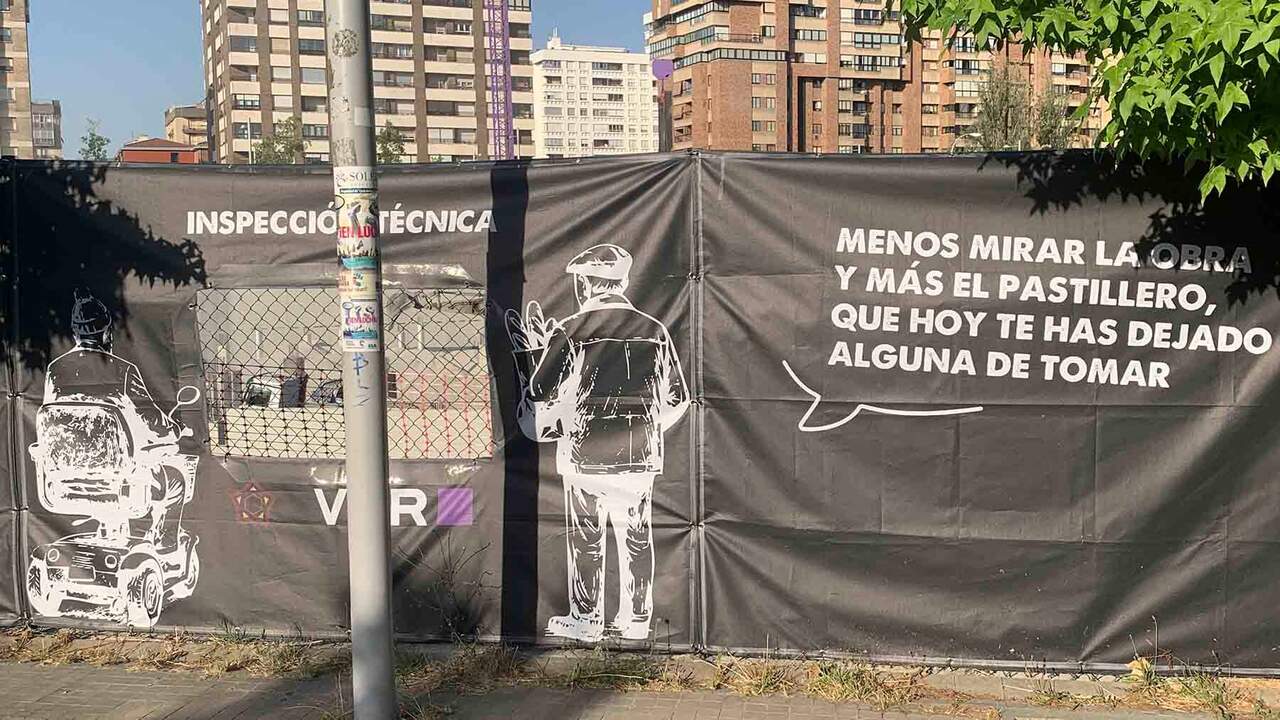 Panel colocado junto a las obras del solar de la Meca en Pamplona. Navarra.com