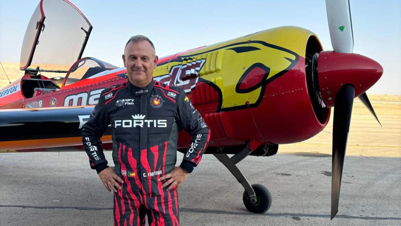 El piloto navarro que lleva el vuelo acrobático español a una cita internacional con treinta pilotos de nueve países