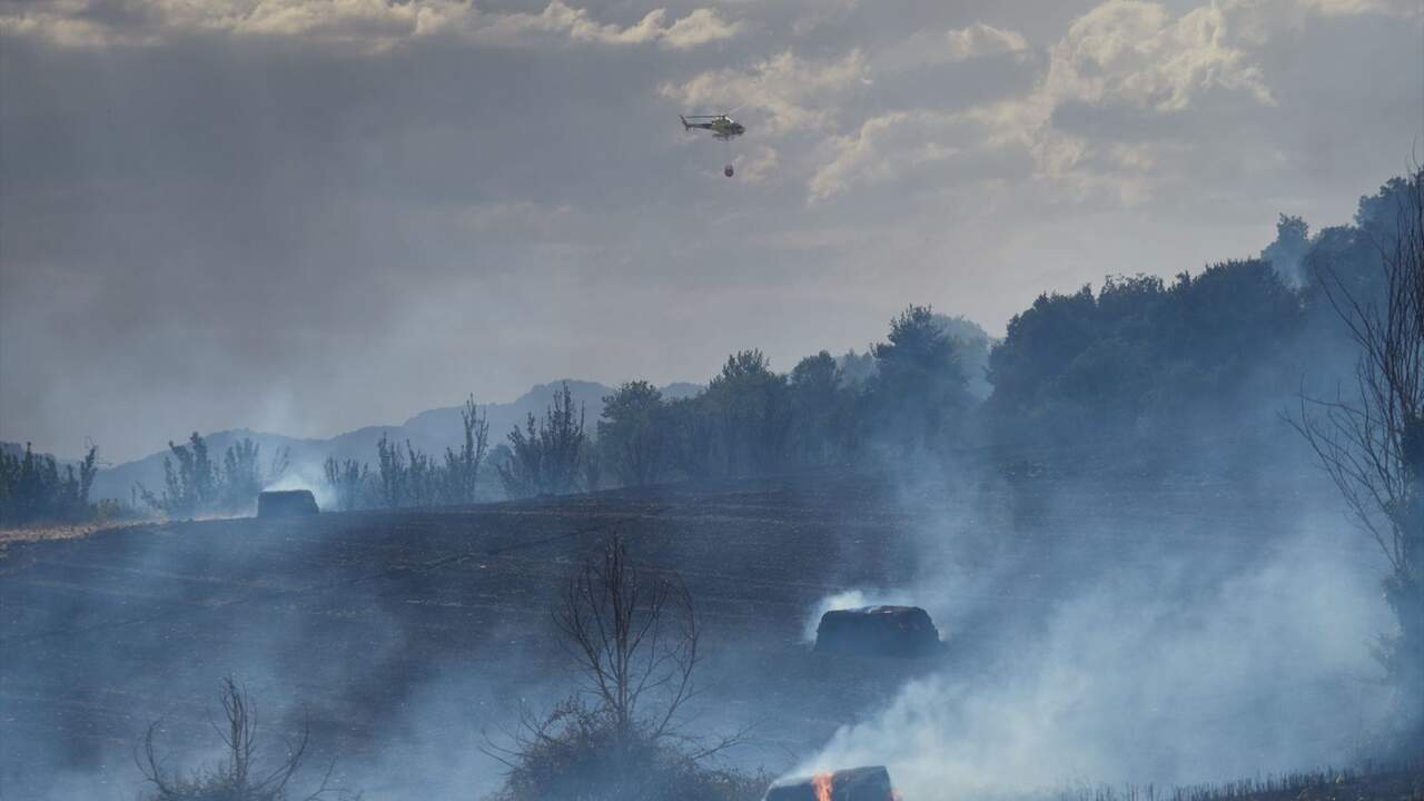 Labores de extinci&oacute;n del incendio en Ezcabarte. EUROPA PRESS