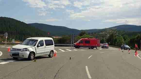 Grave accidente en Lumbier: dos personas heridas tras ser embestida su moto por una furgoneta en una rotonda