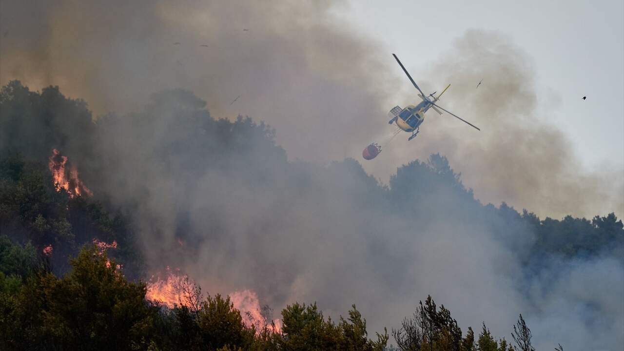 Labores de extinci&oacute;n del incendio en Ezcabarte. EUROPA PRESS