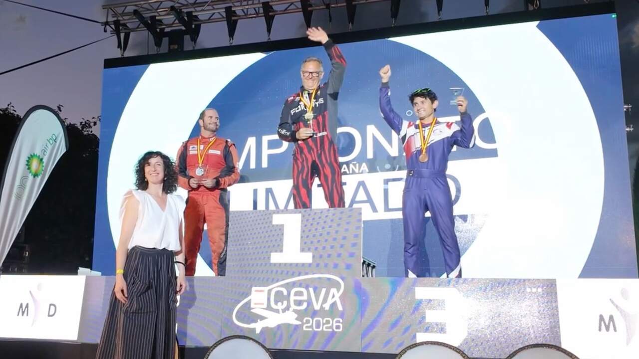 El piloto navarro que ha deslumbrado en el campeonato de vuelo acrobático con dos títulos en las categorías más exigentes