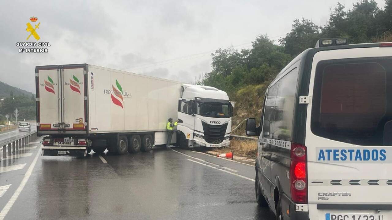 Un camión queda cruzado en plena carretera de Navarra tras salirse de la vía y hacer la tijera