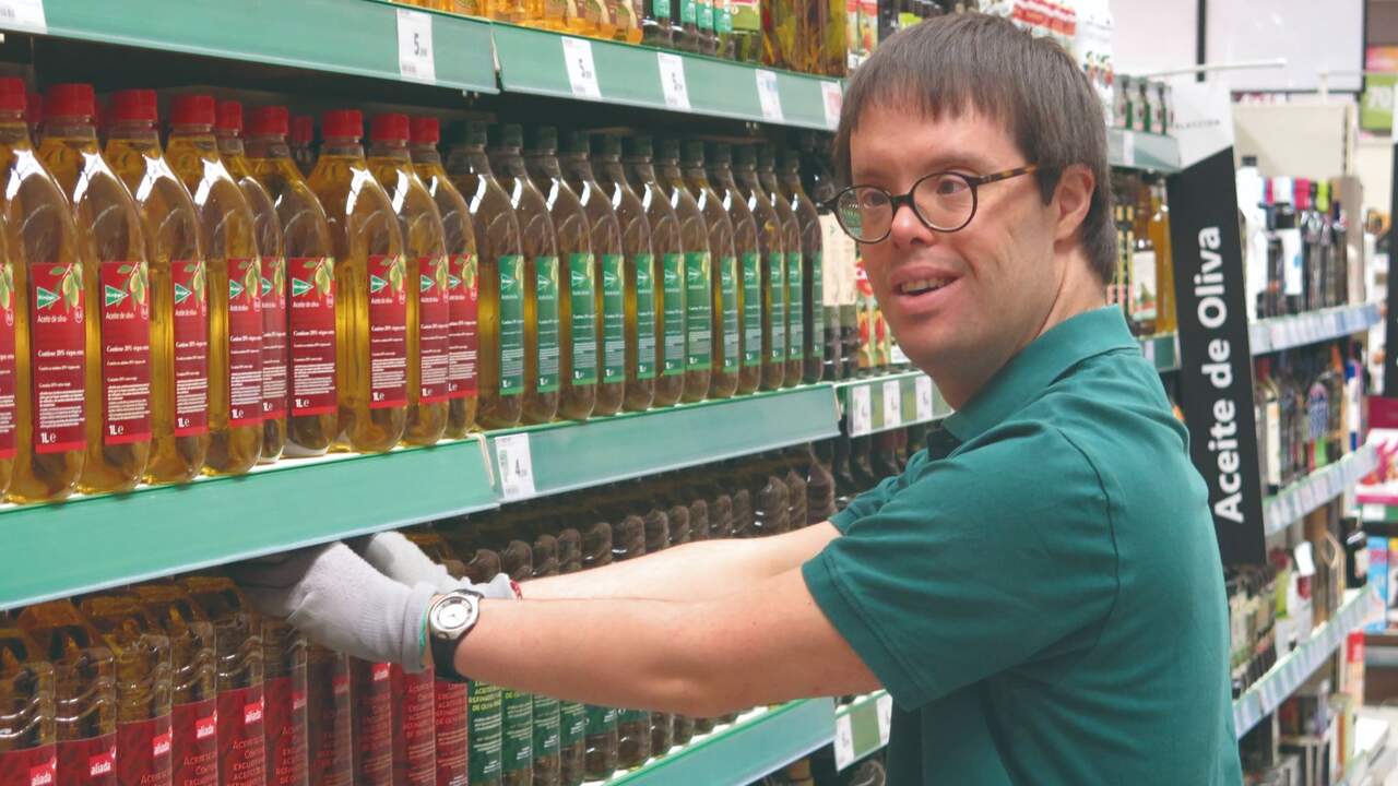 Beñat Huarte en su puesto de trabajo en Hipercor, el supermercado de El Corte Inglés. CEDIDA