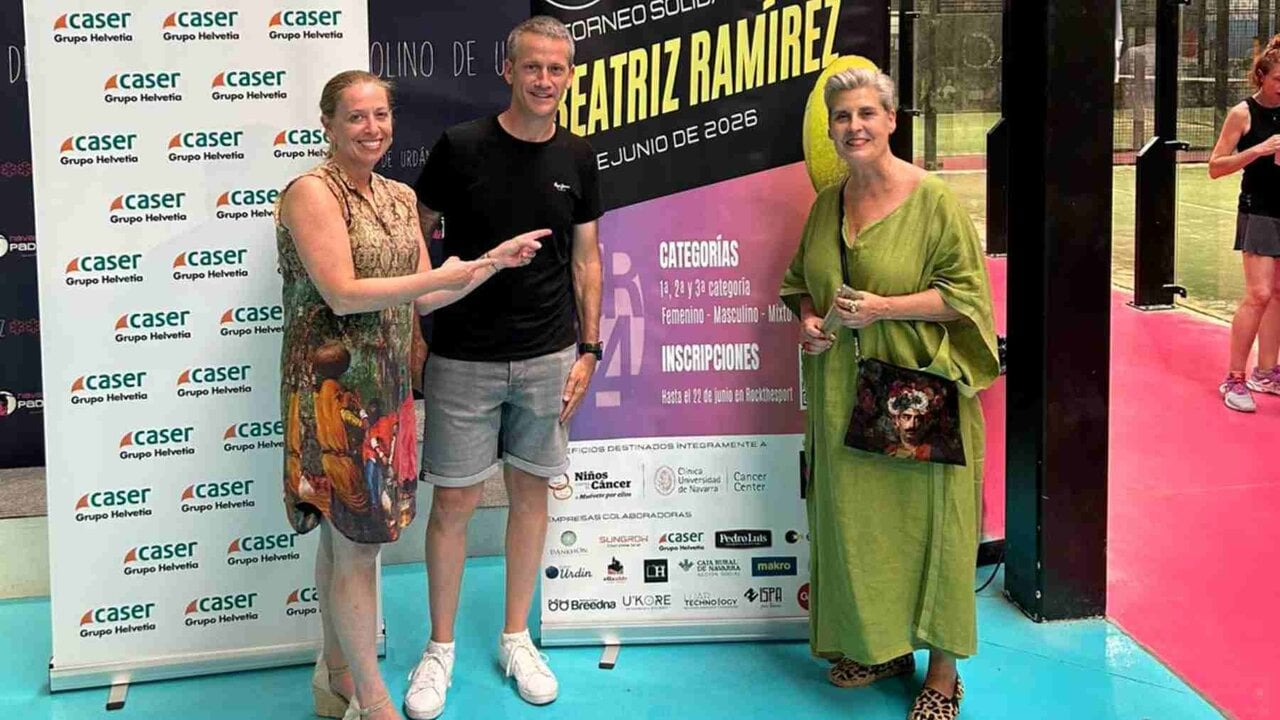 Organiza un torneo de pádel en Pamplona en memoria de su esposa y recauda fondos para 39 niños con cáncer