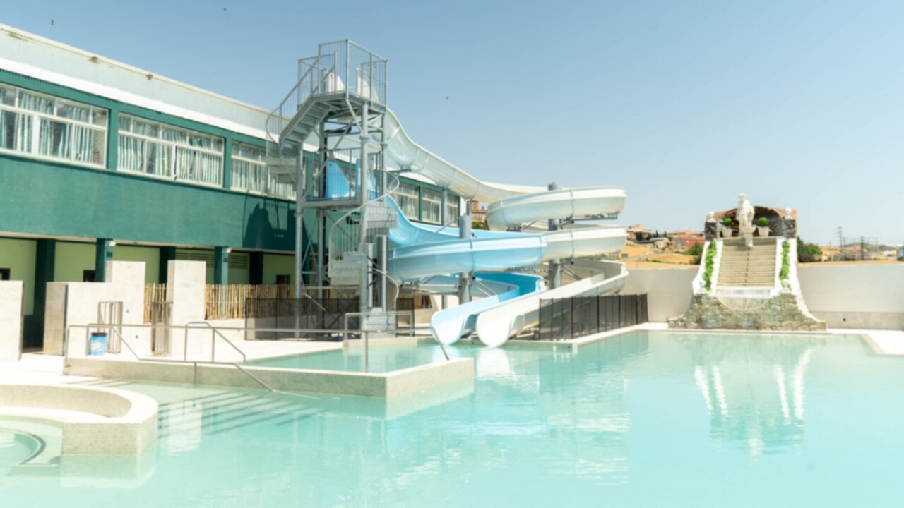 El camping en un pueblo de Navarra que estrena un parque acuático con toboganes y piscinas
