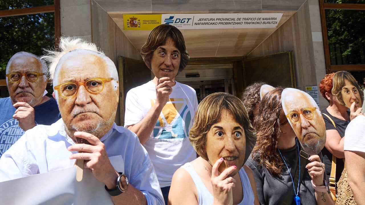 Concentraci&oacute;n de las  autoescuelas de Navarra para denunciar la situaci&oacute;n del sistema de ex&aacute;menes de conducci&oacute;n. I&Ntilde;IGO ALZUGARAY