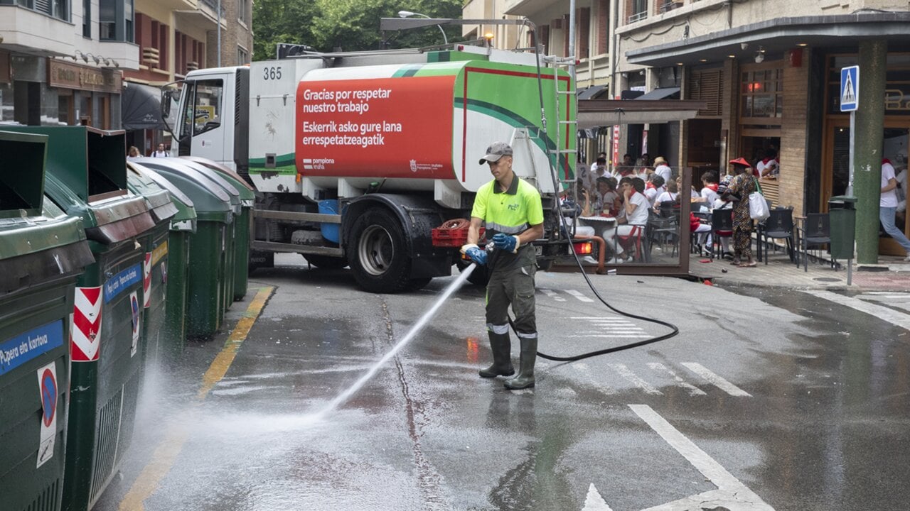 Así se limpiará Pamplona durante San Fermín: cientos de operarios y más de 55 vehículos cada día en calles y plazas