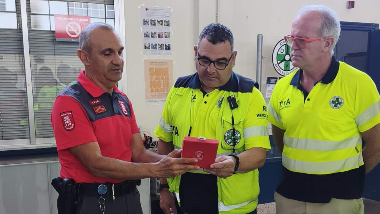 Policía Foral entrega un detalle a DYA Navarra por su apoyo tras el trágico accidente en Elgoibar