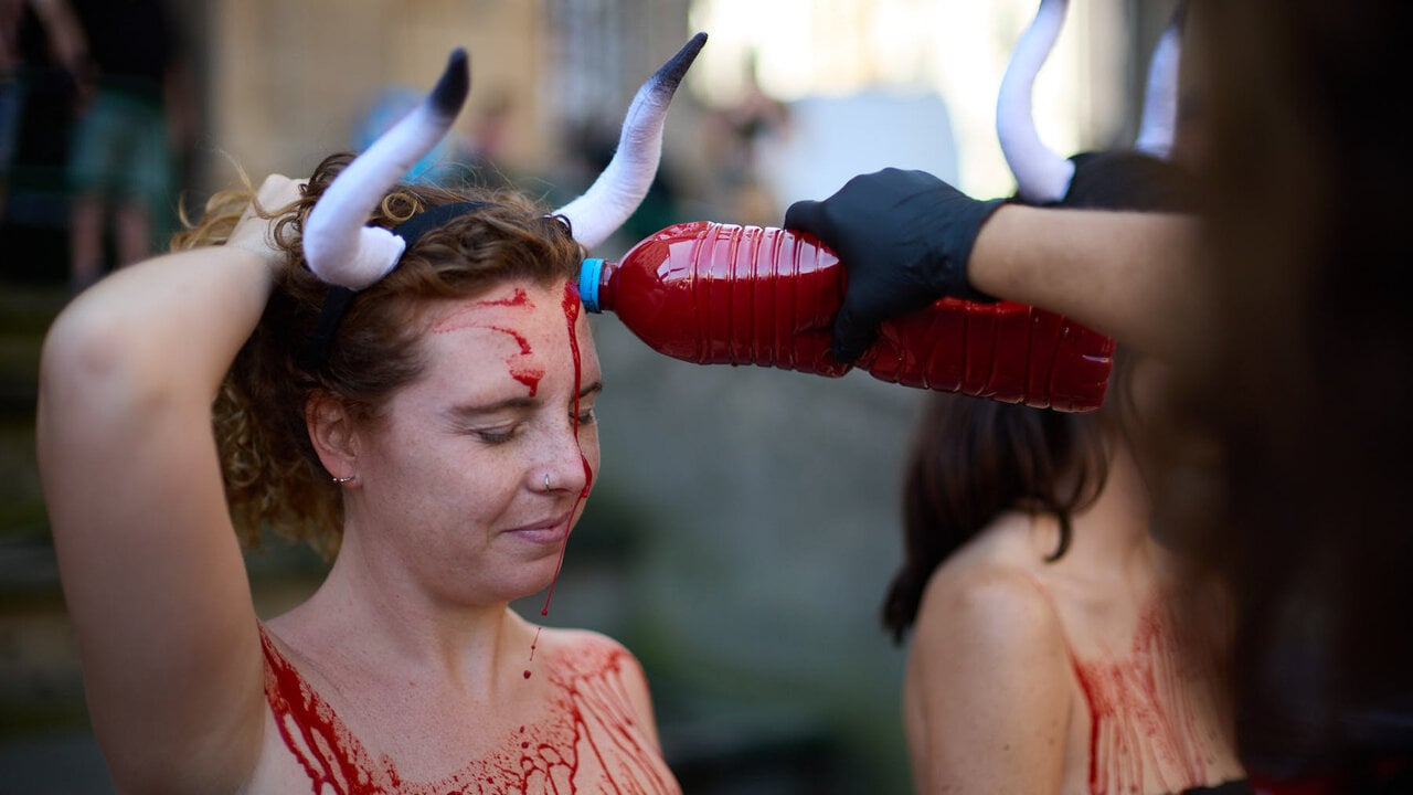 Concentraci&oacute;n de AnimaNaturalis y PETA para exigir el fin de las corridas de toros en v&iacute;speras de las fiestas de San Ferm&iacute;n 2026. I&Ntilde;IGO ALZUGARAY