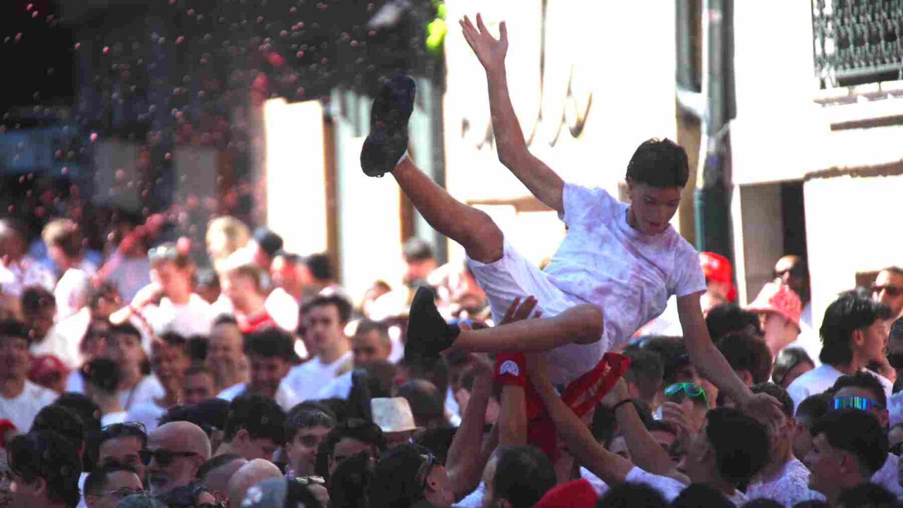 Chupinazo de San Fermín 2026 en la Plaza del Ayuntamiento de Pamplona. ÍÑIGO ALZUGARAY