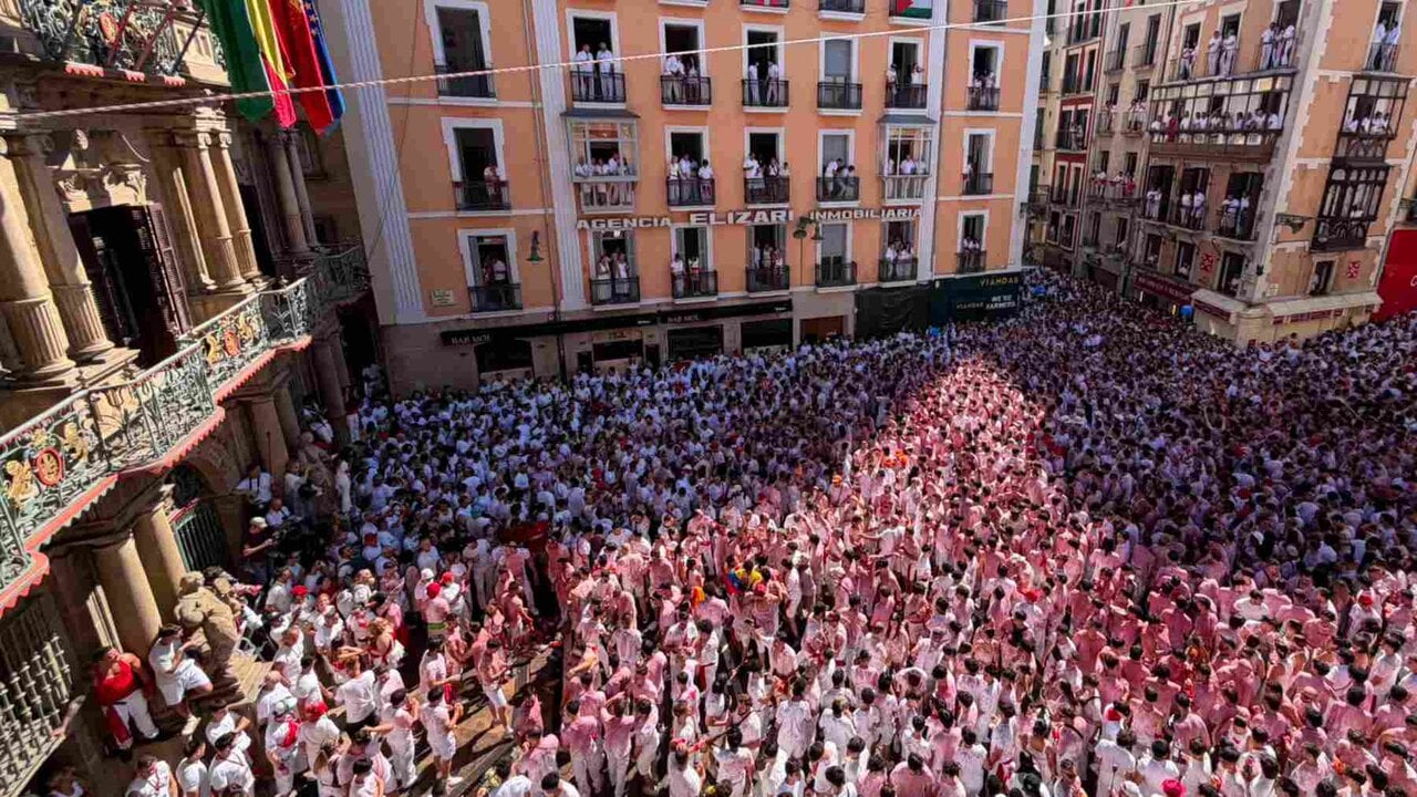 DIRECTO | San Fermín 2026: Una impresionante marea blanca y roja abarrota ya la Plaza del Ayuntamiento a una hora del Chupinazo