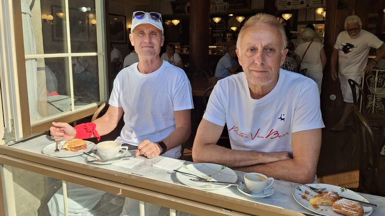 José Antonio e Iñigo desayunan en la plaza San Francisco de Pamplona.