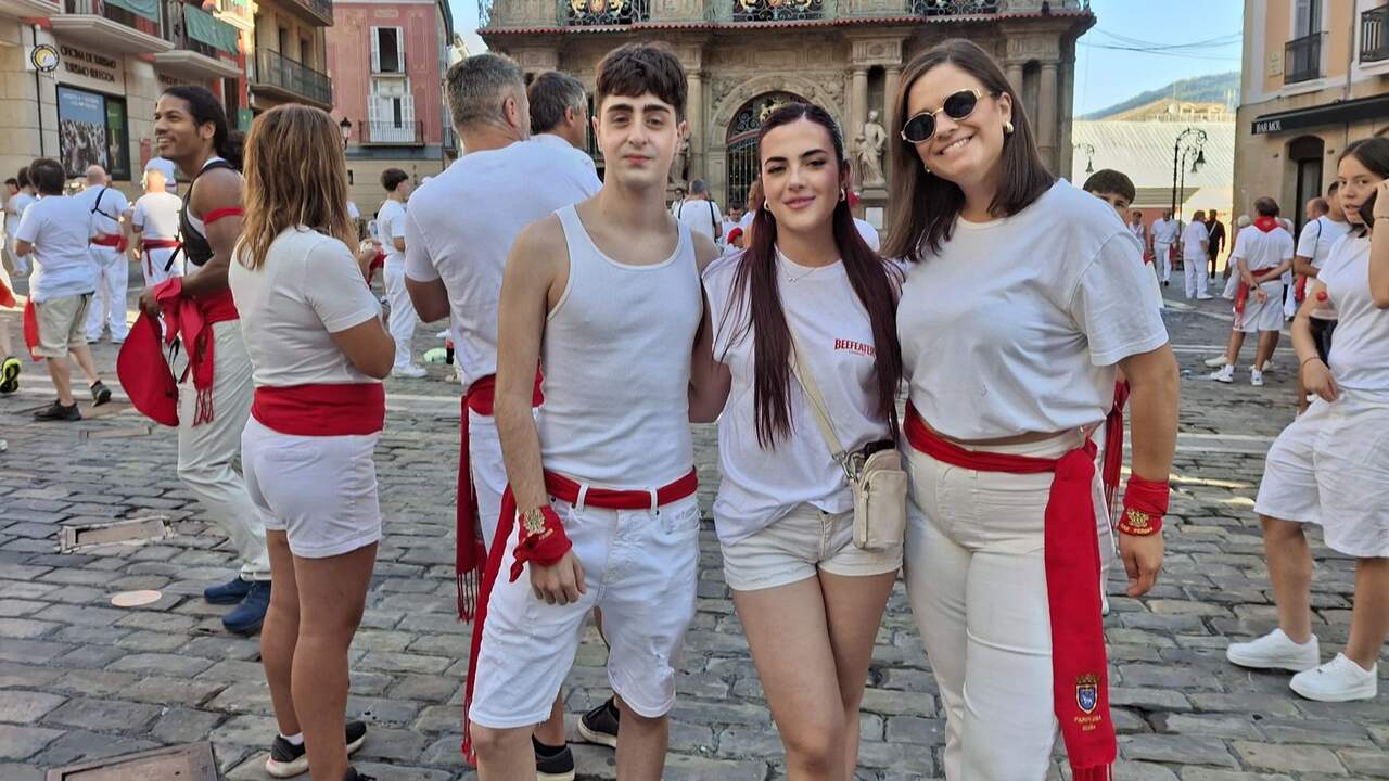 Laura, de Jaen (derecha), con sus amigos navarros David y Aitana