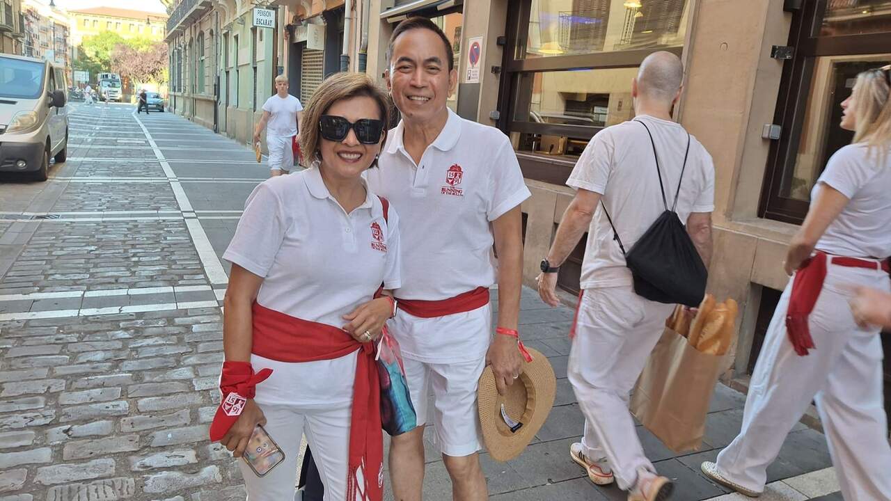Gina y Ed visitan los Sanfermines por primera vez desde San Francisco (California). JOSÉ MIGUEL MONTES